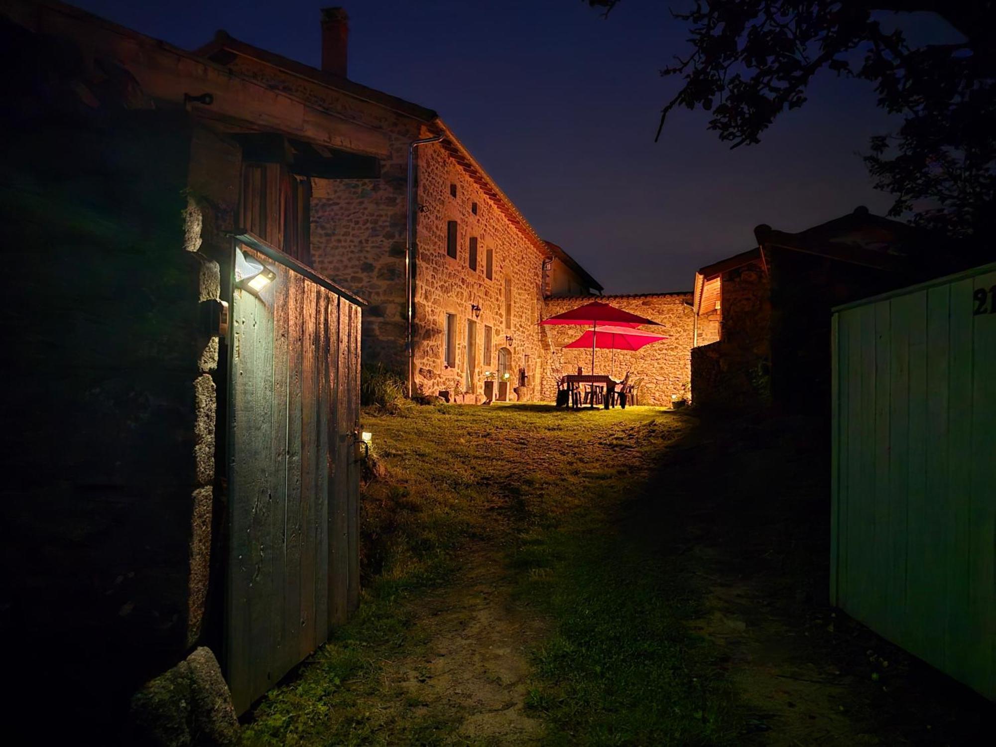 Gite La Menou Villa Usson-en-Forez Bagian luar foto